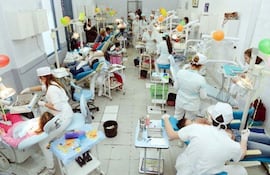 alumnos-de-odontologia-durante-una-jornada-similar-a-la-que-se-realizara-el-sabado--122521000000-1610797.jpg