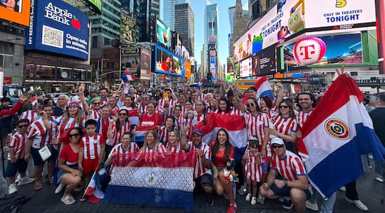 Un grupo de hinchas de la Albirroja se reúne en Times Square para celebrar un evento relacionado con la selección paraguaya de fútbol.