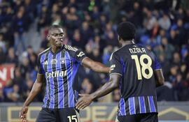 Idrissa Toure (i) anotó el gol de Pisa para vencer a Cremonese.