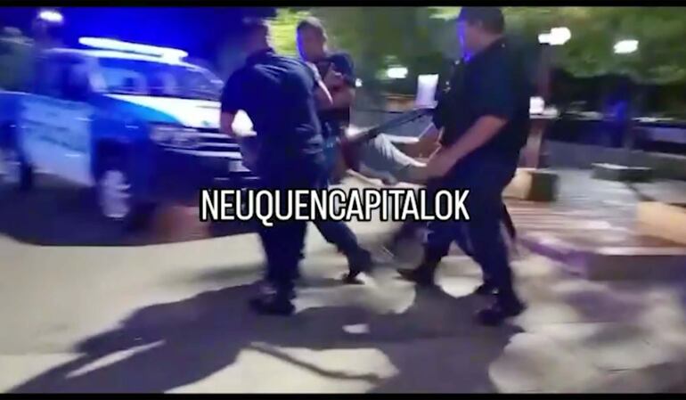 Los cuatro policías de Neuquén sacan esposado y cargando al paraguayo José Augusto Galeano.