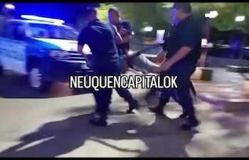 Policías sacan del hospital a la víctima colgado de las piernas y los brazos, también le dan una patada en la cabeza.