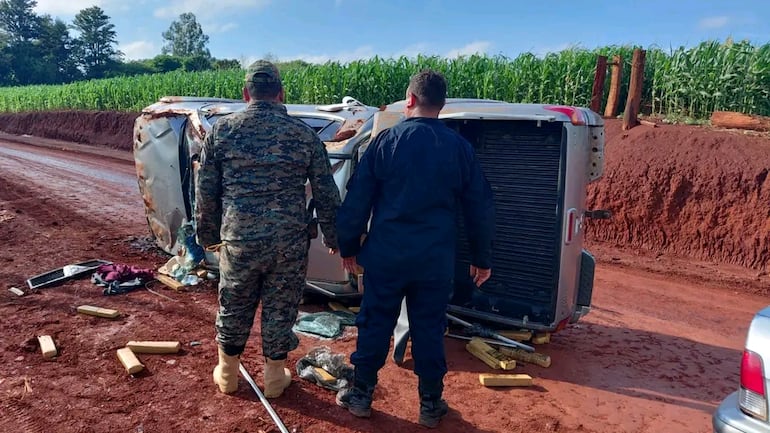 Persecución policial termina con vuelco e incautación de camioneta cargada con presunta marihuana