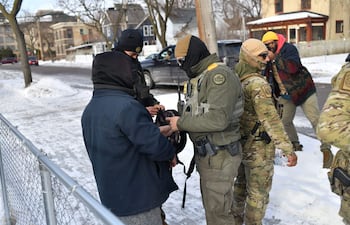 La Oficina de Aduanas y Protección Fronteriza de EE. UU. arrestó a un hombre por no proporcionar documentos que acreditaran su ciudadanía estadounidense mientras patrullaba un vecindario durante una operación de control migratorio en Minneapolis, Minnesota.