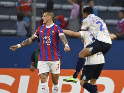 Alan Benítez, jugador de Cerro Porteño, lamenta el gol de Sportivo Luqueño en un partido del torneo Apertura 2024 del fútbol paraguayo en el estadio La Nueva Olla, en Asunción, Paraguay.