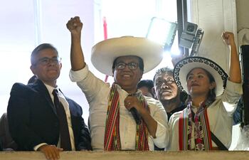 El candidato presidencial peruano Roberto Sánchez, del partido Juntos por el Perú, levanta el puño mientras pronuncia un discurso tras conocerse los primeros resultados de la segunda vuelta de las elecciones presidenciales en Lima el 7 de junio de 2026.