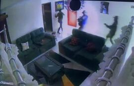 Los delincuentes intentan derribar la puerta del dormitorio donde se refugió la familia.