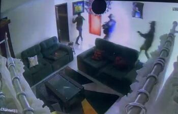 Los delincuentes intentan derribar la puerta del dormitorio donde se refugió la familia.