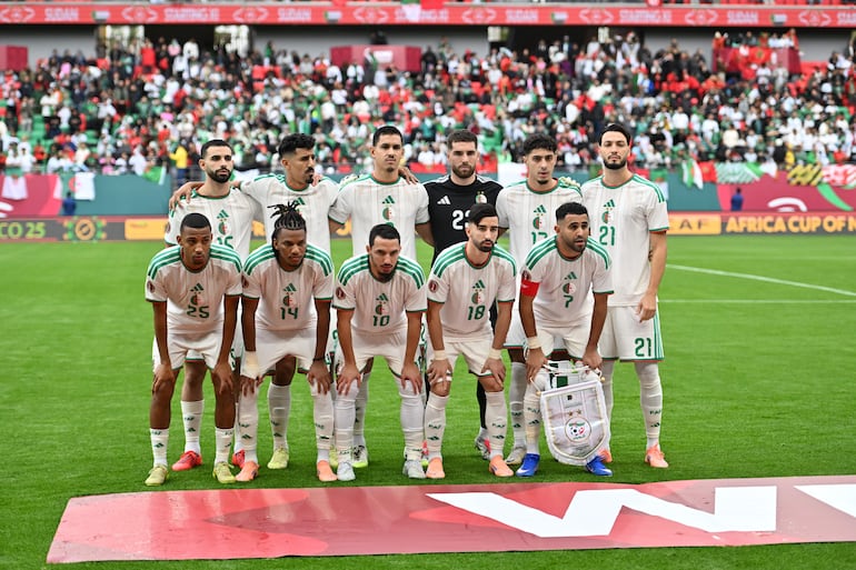 El once inicial de Argelia posa para una foto antes del partido de la fase de grupos de la Copa Africana de Naciones de la CAF 2025 entre Argelia y Sudán en Rabat, Marruecos.