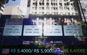 El Banco Central comenzó hoy una nueva reunión para decidir si modifica o mantiene la tasa oficial de intereses, actualmente en el 13,75 % anual, en medio de las presiones del Gobierno para forzar una rebaja que considera vital para hacer despegar a la economía del país. EFE/ André Coelho