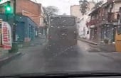 Bus chatarra tirando humo