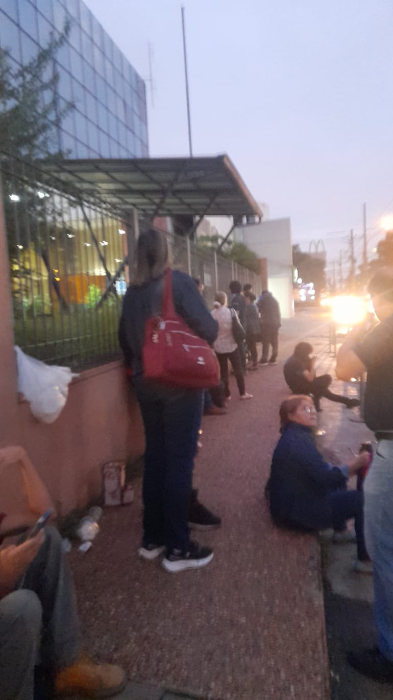 Estas largas filas se forman a diario en las inmediaciones de la Dirección General de los Registros Públicos, sobre Eusebio Ayala.