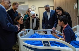 Esta fotografía tomada y difundida por la Organización Mundial de la Salud (OMS) el 25 de febrero de 2026 muestra a Meghan, duquesa de Sussex, y al príncipe Harry, duque de Sussex, junto con el Director General de la OMS, Tedros Adhanom Ghebreyesus, visitando a niños que han sido evacuados de Gaza para recibir atención médica en el Hospital de Especialidades de Ammán. (World Health Organization (WHO) / AFP)