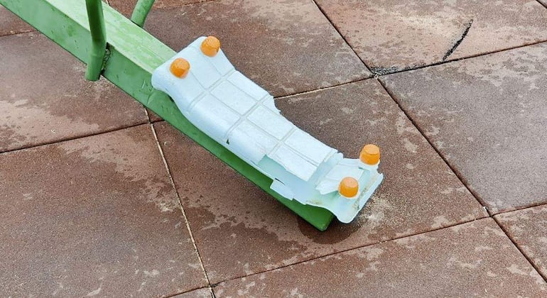 Balancín deteriorado en la Costanera Sur. El parque infantil fue abierto hace poco más de un año.