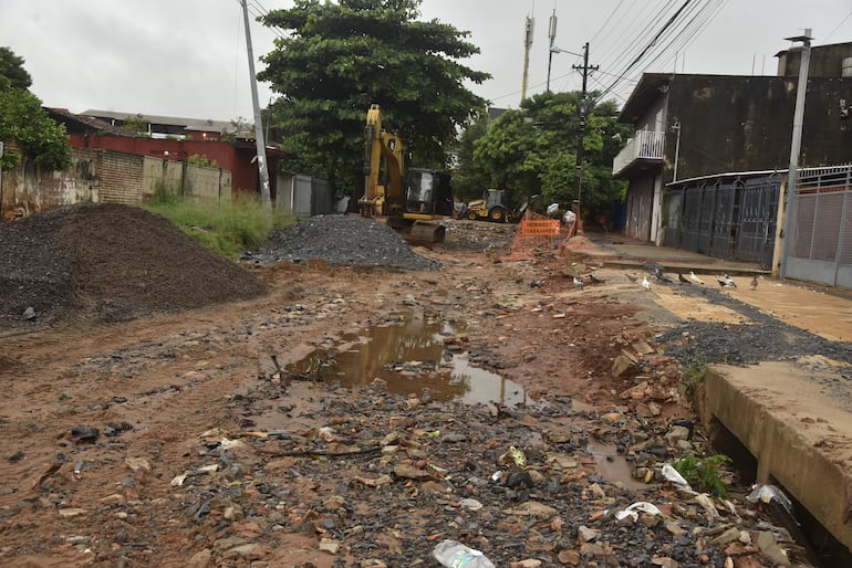 La zona de obras del desagüe pluvial de San Pablo quedó totalmente destruida, despues de las torrenciales lluvias del lunes.