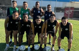 Grupo de jugadores del 12 de Octubre de Santo Domingo que se prepara para el certamen 2026.