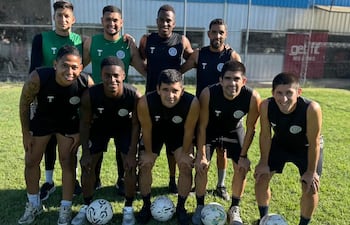 Grupo de jugadores del 12 de Octubre de Santo Domingo que se prepara para el certamen 2026.