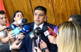 El vicepresidente de la Cámara Baja y aliado cartista, Hugo Meza dijo estar de acuerdo en analizar "caso por caso" el posible juicio político a ciertos ministros de Corte.