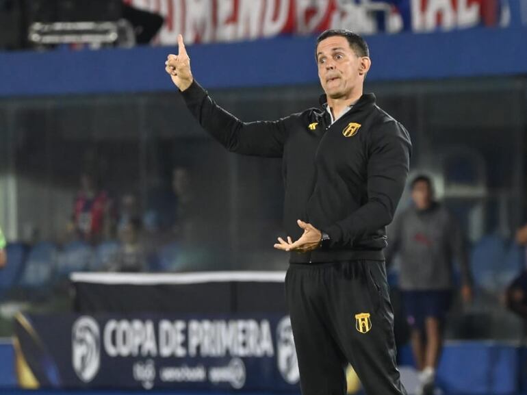 El argentino Víctor Bernay, entrenador de Guaraní, durante el partido frente a Cerro Porteño por la fecha 19 del torneo Clausura 2025 de la Primera División de Paraguay en el estadio La Nueva Olla, en Asunción, Paraguay.