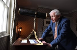 David Attenborough observa una vista desde el dormitorio del artista británico J. M. W. Turner en la antigua casa del pintor en Twickenham, Londres, el 10 de enero de 2020 (reeditada el 7 de mayo de 2026).