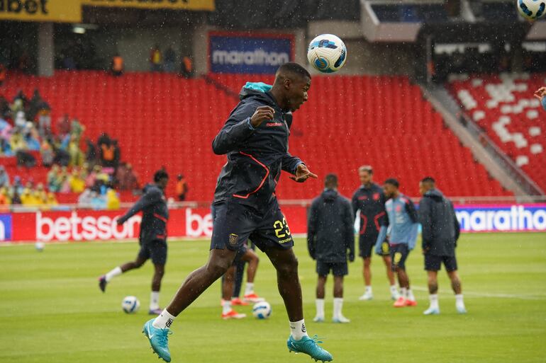 Los futbolistas de Ecuador en el calentamiento del partido frente a Paraguay por las Eliminatorias Sudamericanas 2026 en el estadio Rodrigo Paz Delgado, en Quito, Ecuador.