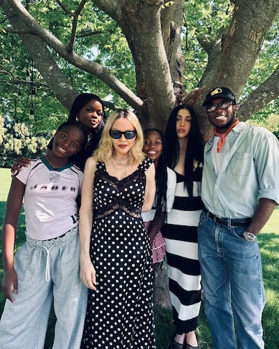 Madonna con sus hijos Lourdes, David, Mercy y las gemelas Stella y Estere.
