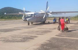 Grupo de pasajeros, se preparan para abordar el aviòn militar