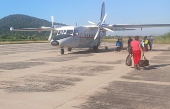 Grupo de pasajeros, se preparan para abordar el aviòn militar