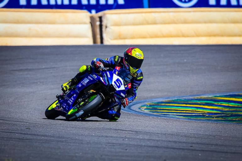 Fabrizio Almirón realiza una buena maniobra con su moto #5.