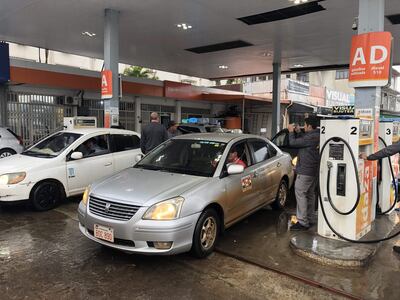 Los automovilistas este domingo en una estación de servicios en Foz de Yguazú (Brasil).