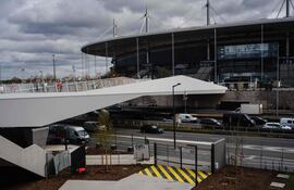 Puente peatonal que conecta el estadio 'Stade de France' con el Centro Acuático construido para los Juegos Olímpicos de París 2024 y que se utilizará para competiciones artísticas de natación, clavados y waterpolo en Saint Denis, cerca de París.