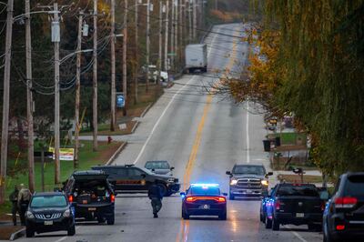 La policía cercó la zona del tiroteo ocurrido anoche en Lewiston, Maine, Estados Unidos.  (AFP)