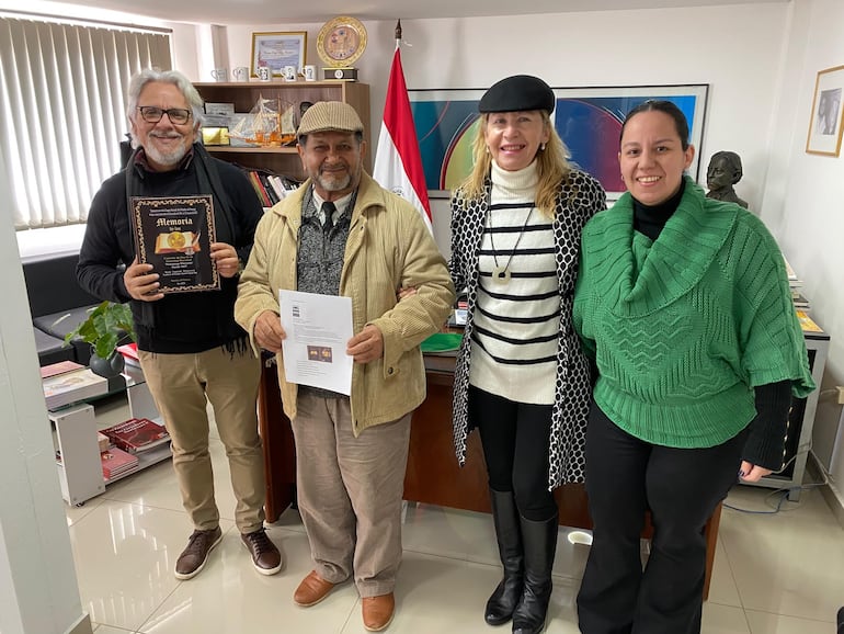 Gerardo Aguiar Roa, autor de la obra Memoria de los 100 Cultores de la Identidad Nacional, durante la visita a El Cabildo.