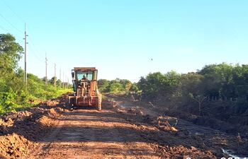 Maquinarias de la Gobernación y del MOPC apuran los trabajos de reparación del camino que llega a Bahía Negra; el objetivo es una rápida rehabilitación.
