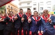 Santiago Peña, Raúl Latorre, Pedro Alliana, Basilio Núñez y Horacio Cartes, sonríen con trajes oscuros y pañuelos rojos, levantando un dedo en señal de celebración.