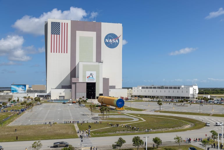 Fotografía cedida por la NASA que muestra un sector del Sistema de Lanzamiento Espacial (SLS) para la misión Artemis III, este martes en el Centro Espacial Kennedy, en Florida (EE.UU.).