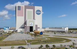Fotografía cedida por la NASA que muestra un sector del Sistema de Lanzamiento Espacial (SLS) para la misión Artemis III.