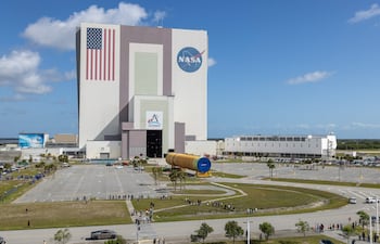 Fotografía cedida por la NASA que muestra un sector del Sistema de Lanzamiento Espacial (SLS) para la misión Artemis III.