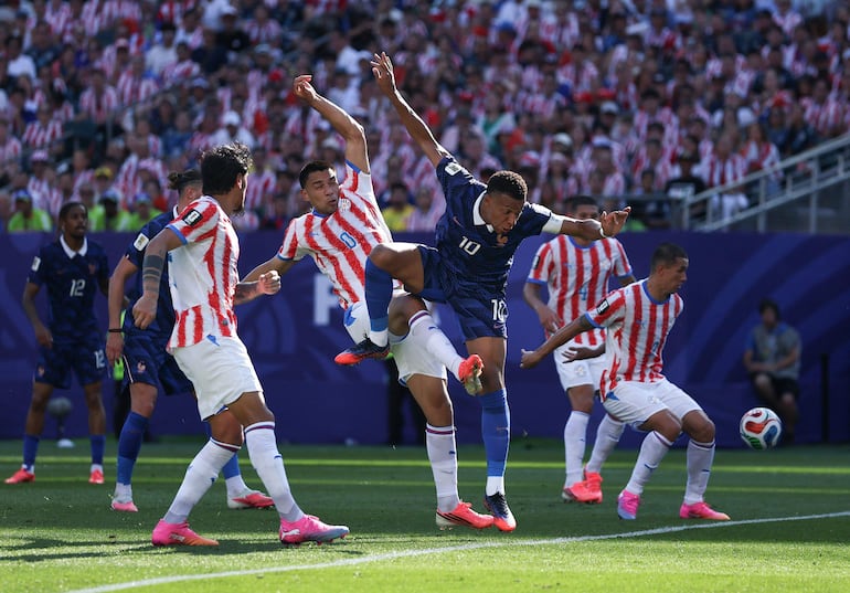Kylian Mbappé de Francia disputa el balón contra Diego Gómez de Paraguay durante el partido de los octavos de final de la Copa Mundial de la FIFA 2026 entre Paraguay y Francia en el Philadelphia Stadium.