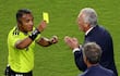 El árbitro Iván Barton muestra una tarjeta amarilla a Carlos González (no aparece en la foto) de Paraguay, mientras Gustavo Alfaro, director técnico de Paraguay, reacciona durante el partido del Grupo D de la Copa Mundial de la FIFA 2026 entre Turquía y Paraguay en el San Francisco Bay Area Stadium.