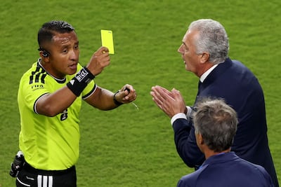 El árbitro Iván Barton muestra una tarjeta amarilla a Carlos González (no aparece en la foto) de Paraguay, mientras Gustavo Alfaro, director técnico de Paraguay, reacciona durante el partido del Grupo D de la Copa Mundial de la FIFA 2026 entre Turquía y Paraguay en el San Francisco Bay Area Stadium.
