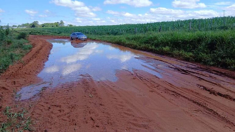 Un vehículo  quedó atascado en zona de Potrero Naranjo, camino de tierra inundado, dificultando el tránsito en la zona rural.