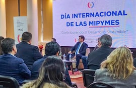 El ministro de Industria y Comercio (centro), Javier Giménez, destacó la importancia de las mipymes en el país. Fue durante un evento por el Día Internacional de las Mipymes, desarollado en el salón auditoria de la institución.