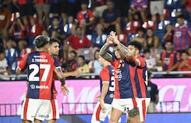 Los jugadores de Cerro Porteño festejan un gol en el partido frente a Recoleta FC por la fecha 8 del torneo Apertura 2026 de la Primera División de Paraguay en el estadio La Nueva Olla, en Asunción, Paraguay.