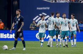 El portugués Francisco Trincão (d) celebra el gol del 1-0 con sus compañeros durante la primera parte del partido amistoso internacional entre la selección masculina de fútbol de Estados Unidos (USMNT) y Portugal, en el Mercedes-Benz Stadium en Atlanta, Georgia.