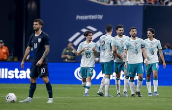 El portugués Francisco Trincão (d) celebra el gol del 1-0 con sus compañeros durante la primera parte del partido amistoso internacional entre la selección masculina de fútbol de Estados Unidos (USMNT) y Portugal, en el Mercedes-Benz Stadium en Atlanta, Georgia.