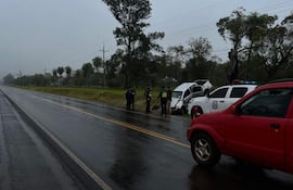 Personal policial de Santa Rosa, Misiones, junto a camioneta blanca volcada al costado de Ruta PY 1 en la mañana de este lunes.