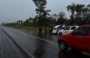 Personal policial de Santa Rosa, Misiones, junto a camioneta blanca volcada al costado de Ruta PY 1 en la mañana de este lunes.