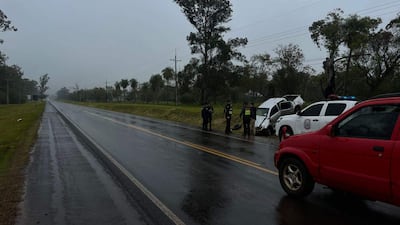 Personal policial de Santa Rosa, Misiones, junto a camioneta blanca volcada al costado de Ruta PY 1 en la mañana de este lunes.