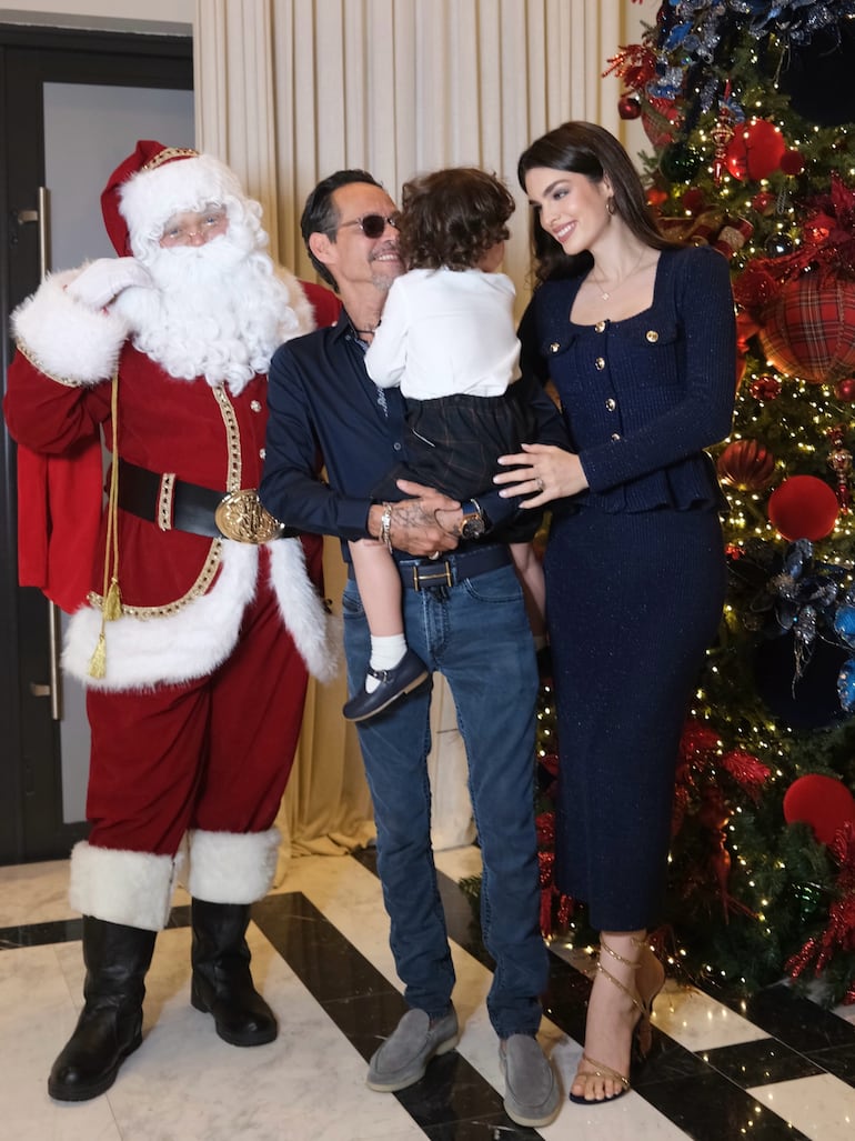 ¡Hermosa familia! Nadia Ferreira y Marc Anthony con Marquito en brazos junto a Papá Noel.