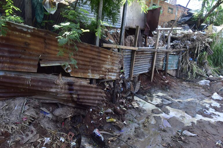 La zona es un peligro para sus pobladores en días de lluvia, debido a los precarios sistemas de contención con los que cuentan.